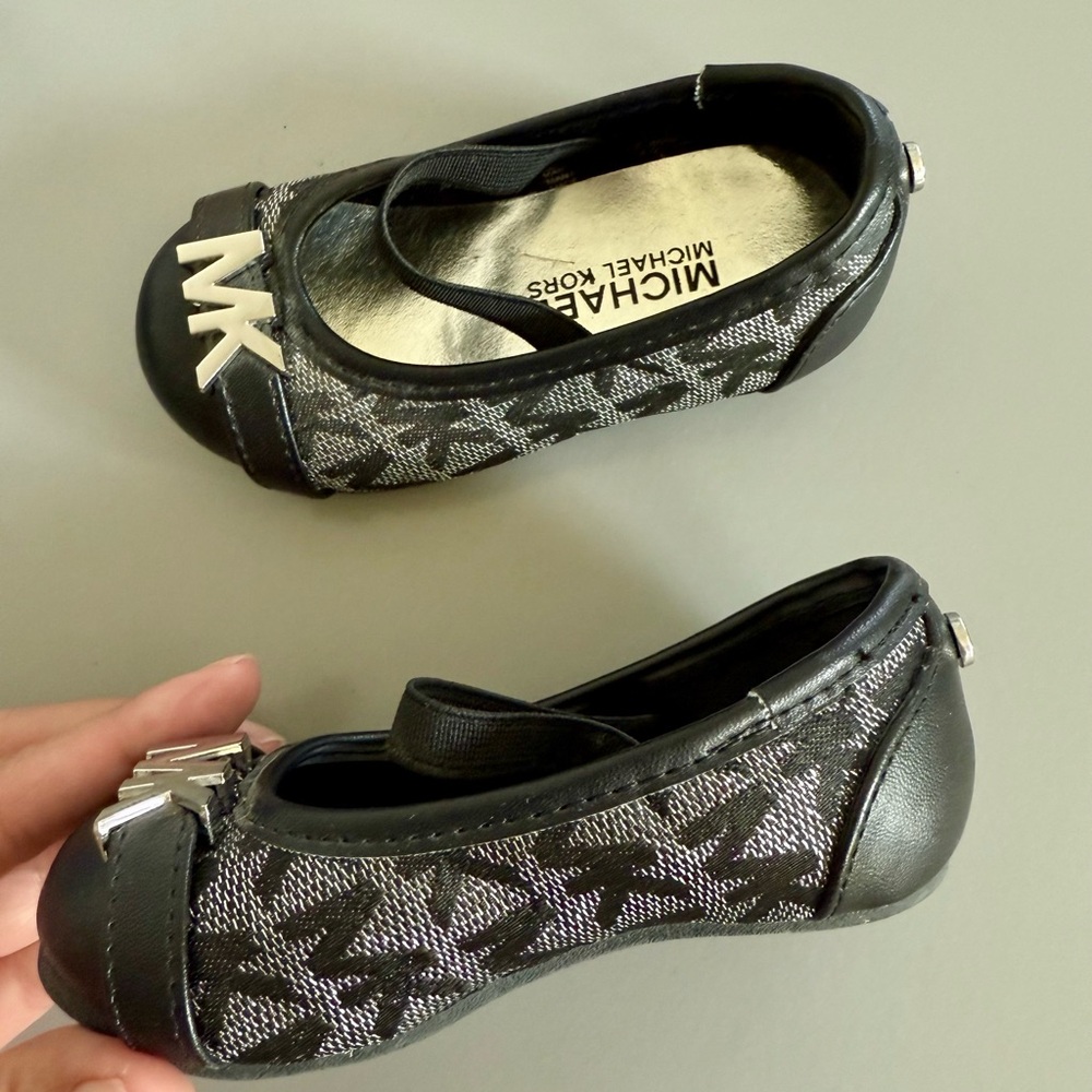 Michael Kors Black and Silver Flats (5)